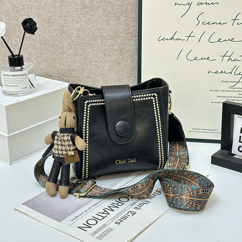 Nuria | Bolso Bucket Vintage con Charm de Conejito, Hombro y Bandolera