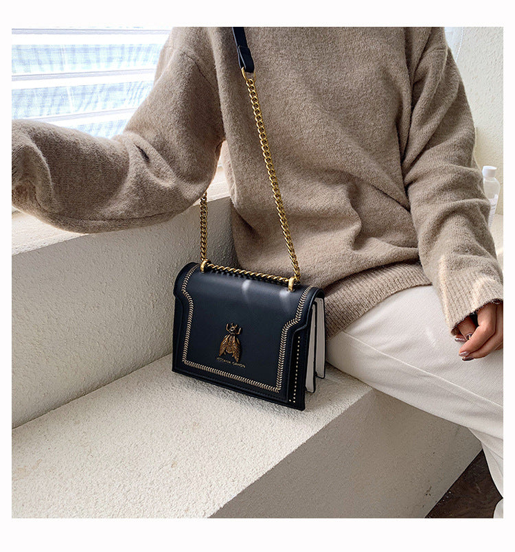 Valeria | Bolso Bandolera Vintage con Detalles Artesanales y Cadena Dorada