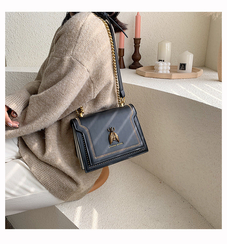 Valeria | Bolso Bandolera Vintage con Detalles Artesanales y Cadena Dorada