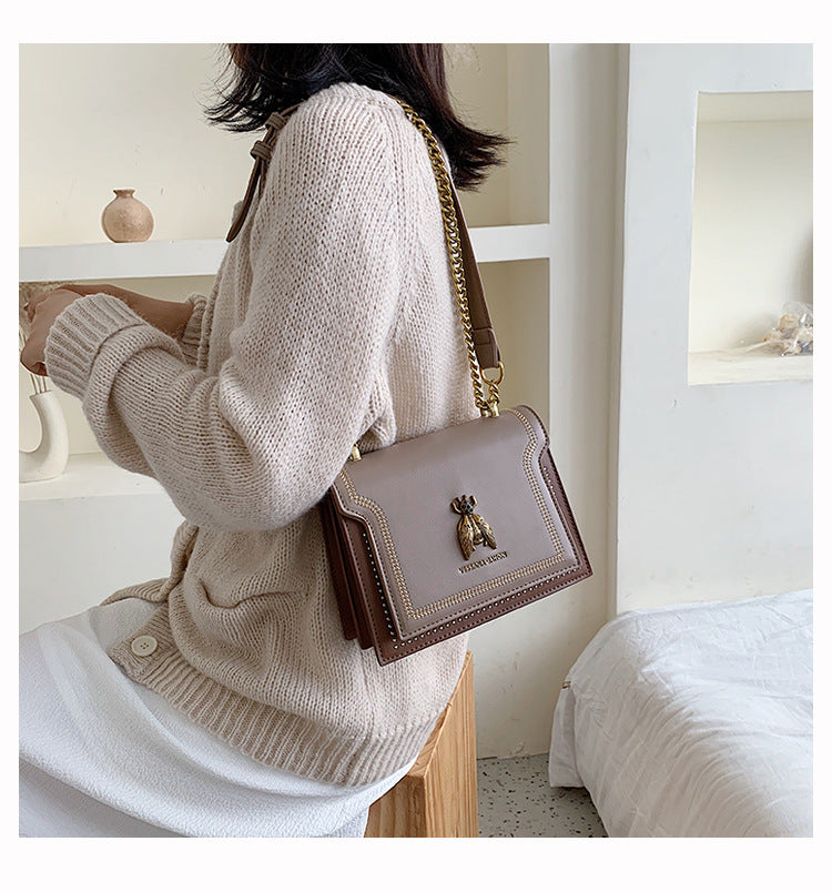 Valeria | Bolso Bandolera Vintage con Detalles Artesanales y Cadena Dorada