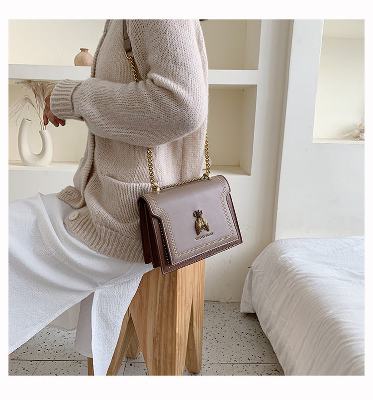 Valeria | Bolso Bandolera Vintage con Detalles Artesanales y Cadena Dorada
