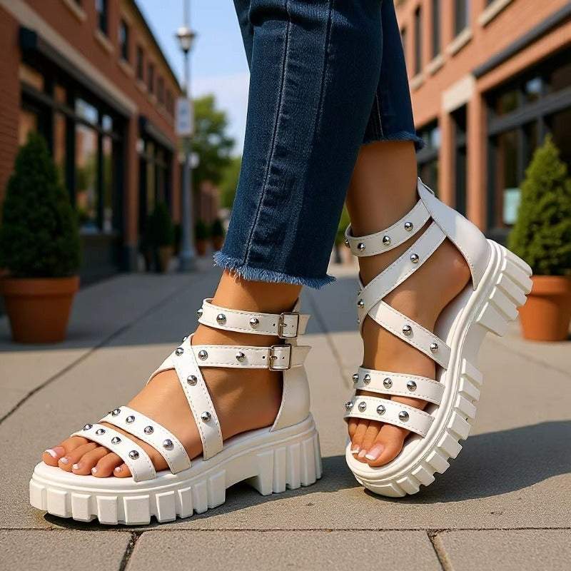 Amira | Sandalias de Cuña con Plataforma y Tachuelas