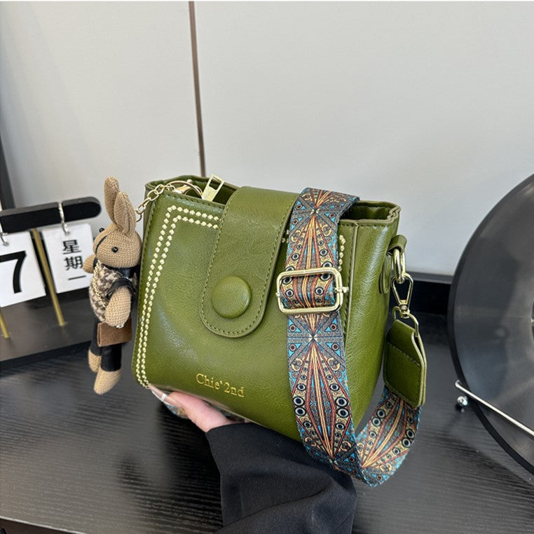 Nuria | Bolso Bucket Vintage con Charm de Conejito, Hombro y Bandolera