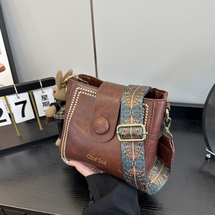 Nuria | Bolso Bucket Vintage con Charm de Conejito, Hombro y Bandolera
