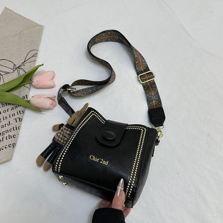 Nuria | Bolso Bucket Vintage con Charm de Conejito, Hombro y Bandolera