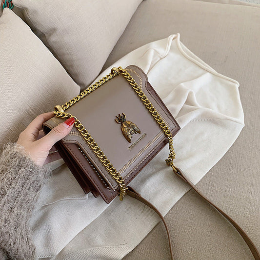 Valeria | Bolso Bandolera Vintage con Detalles Artesanales y Cadena Dorada
