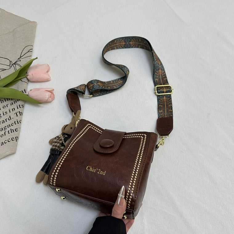 Nuria | Bolso Bucket Vintage con Charm de Conejito, Hombro y Bandolera