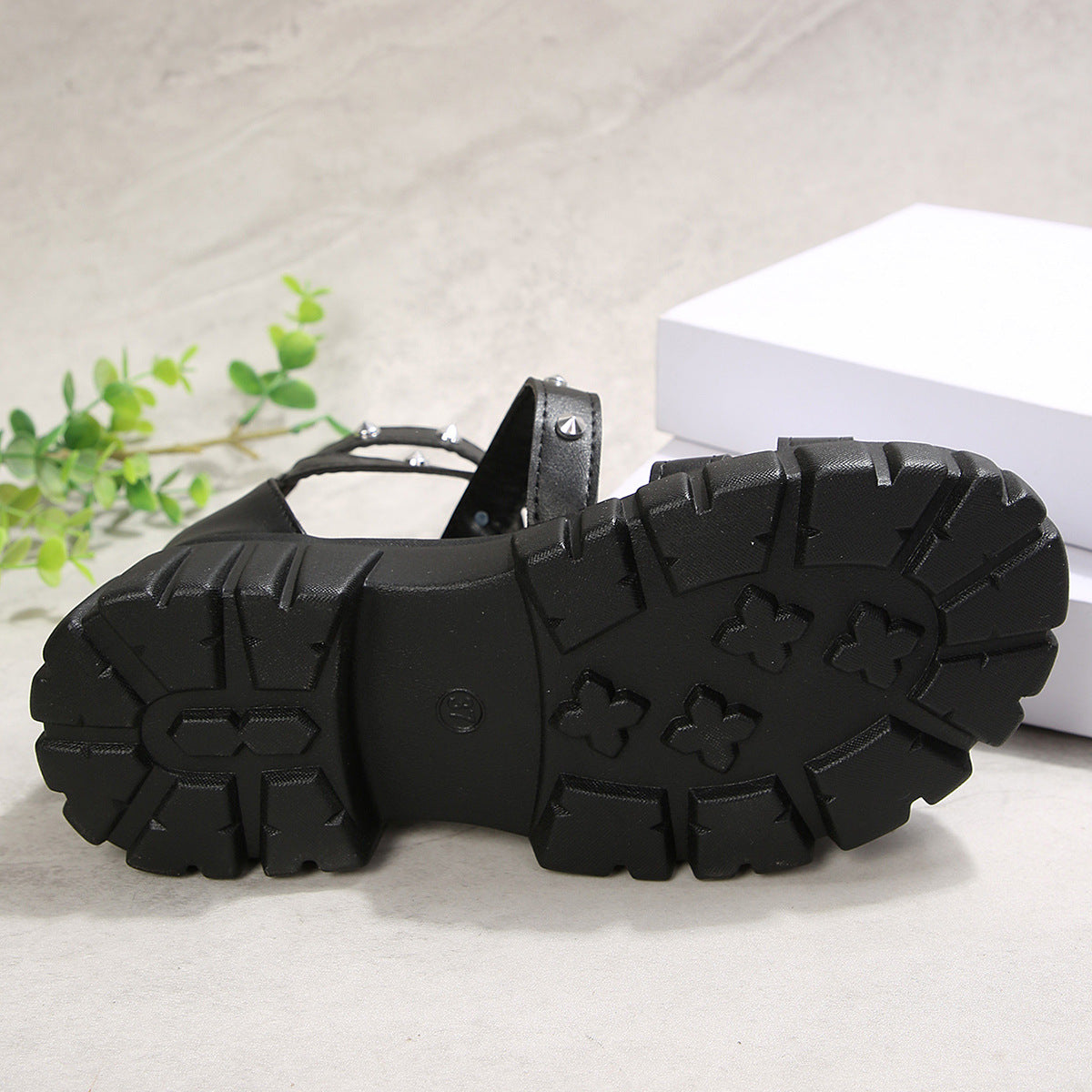 Amira | Sandalias de Cuña con Plataforma y Tachuelas
