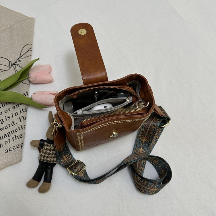 Nuria | Bolso Bucket Vintage con Charm de Conejito, Hombro y Bandolera