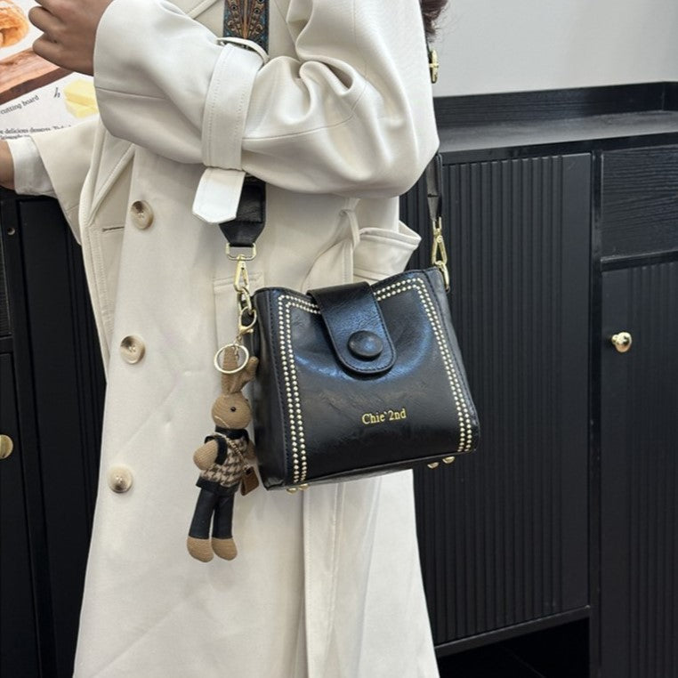 Nuria | Bolso Bucket Vintage con Charm de Conejito, Hombro y Bandolera