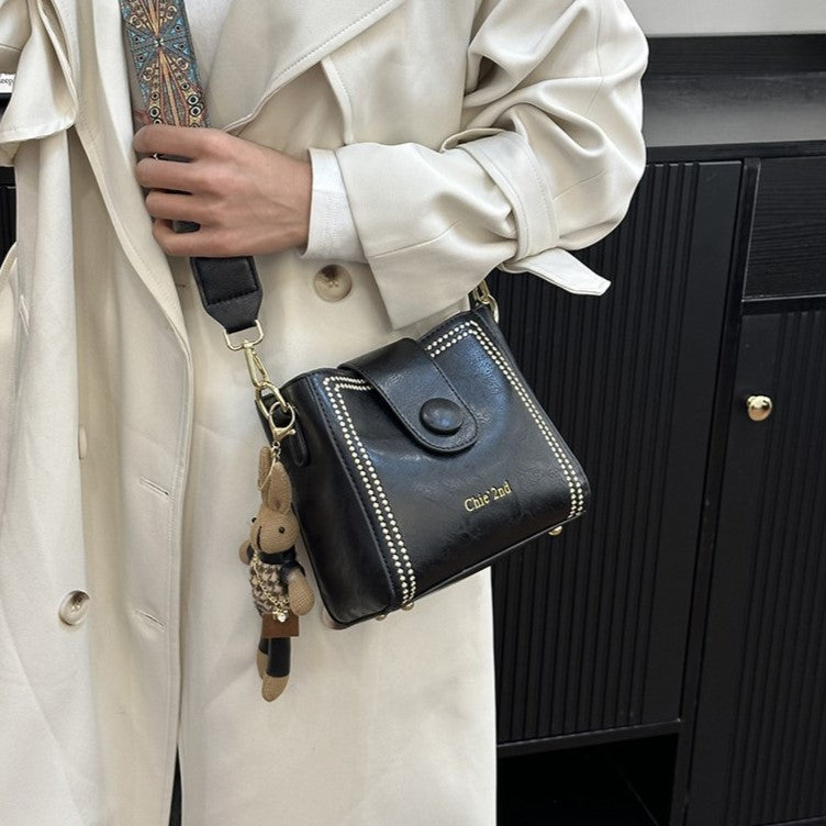 Nuria | Bolso Bucket Vintage con Charm de Conejito, Hombro y Bandolera