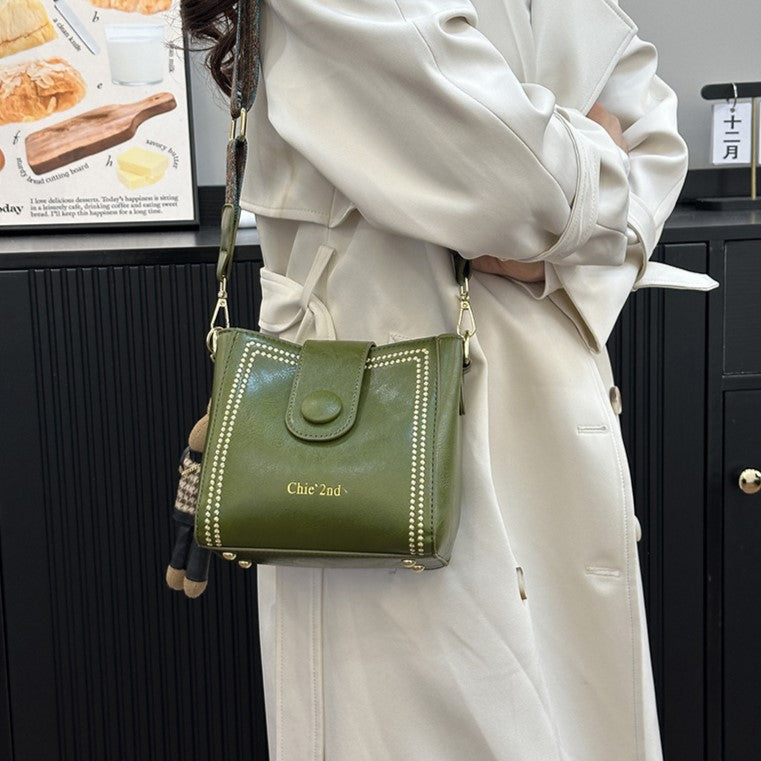 Nuria | Bolso Bucket Vintage con Charm de Conejito, Hombro y Bandolera
