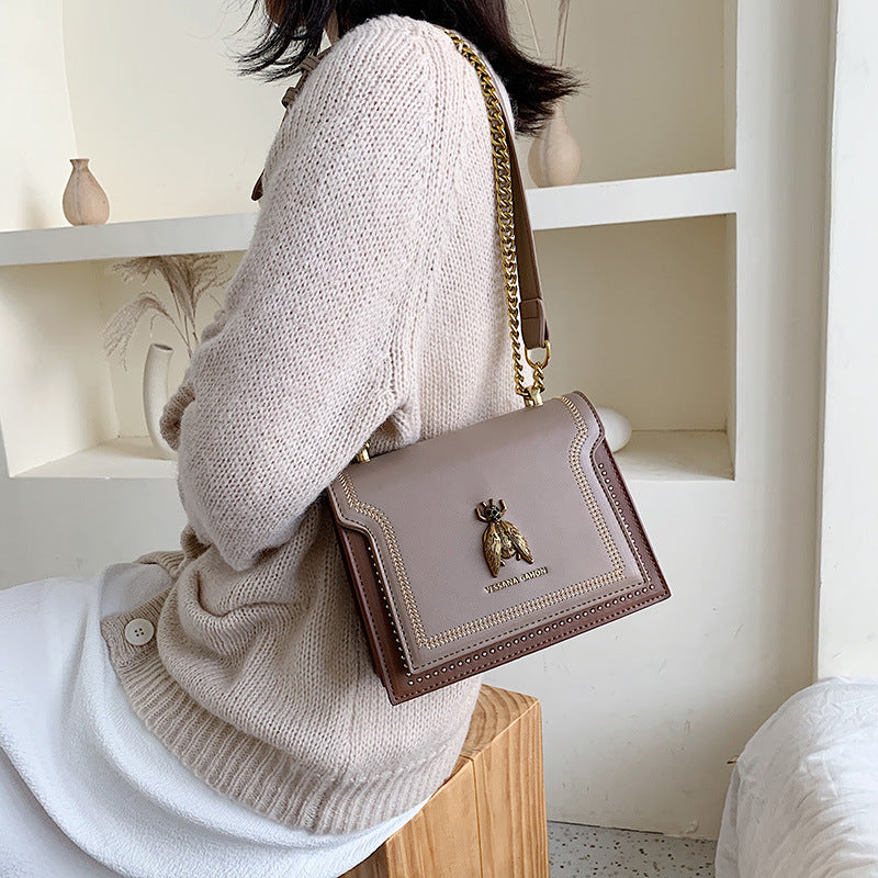 Valeria | Bolso Bandolera Vintage con Detalles Artesanales y Cadena Dorada
