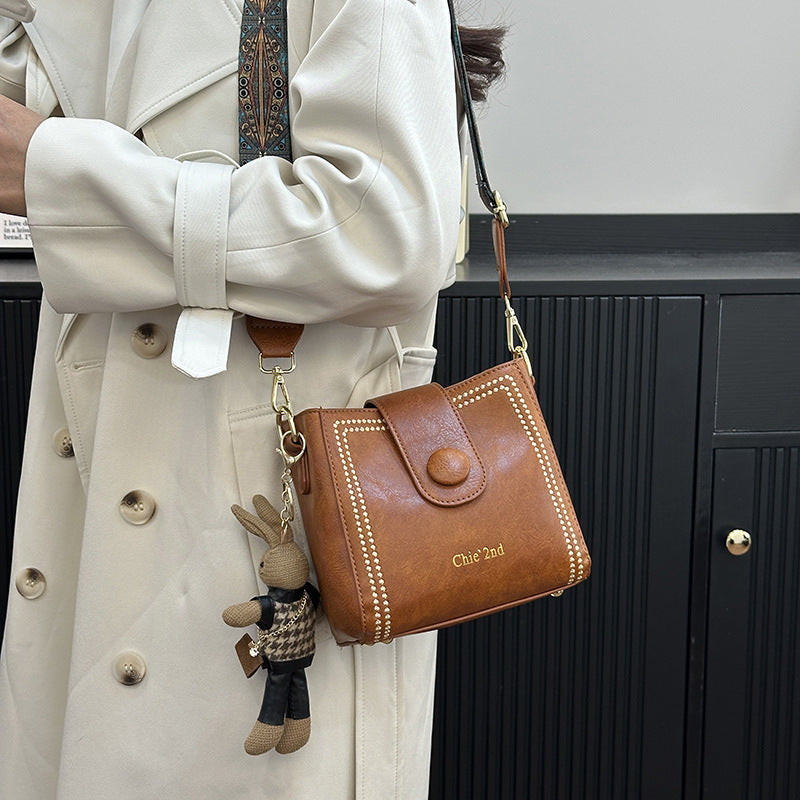 Nuria | Bolso Bucket Vintage con Charm de Conejito, Hombro y Bandolera