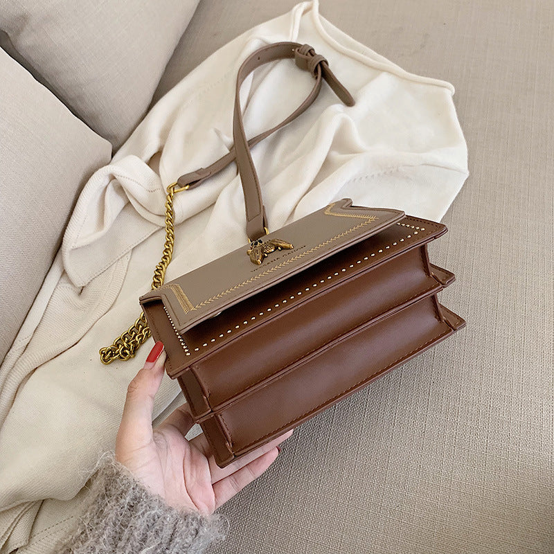 Valeria | Bolso Bandolera Vintage con Detalles Artesanales y Cadena Dorada