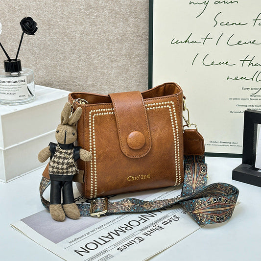 Nuria | Bolso Bucket Vintage con Charm de Conejito, Hombro y Bandolera