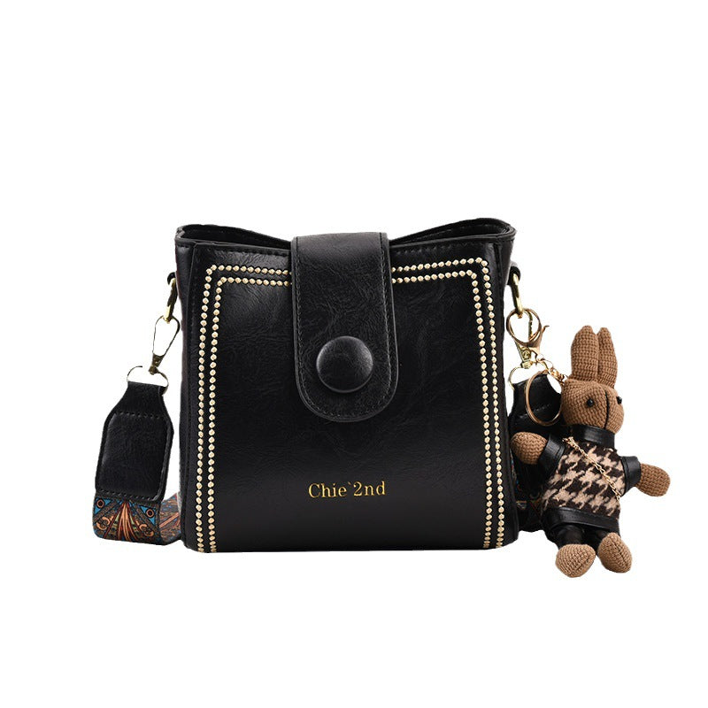 Nuria | Bolso Bucket Vintage con Charm de Conejito, Hombro y Bandolera