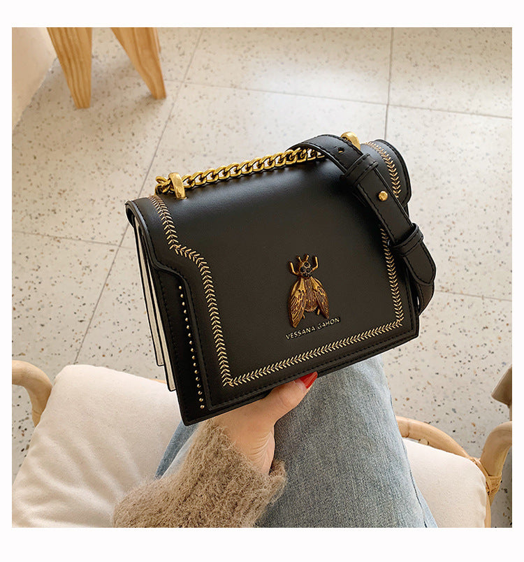 Valeria | Bolso Bandolera Vintage con Detalles Artesanales y Cadena Dorada