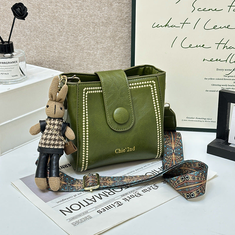 Nuria | Bolso Bucket Vintage con Charm de Conejito, Hombro y Bandolera