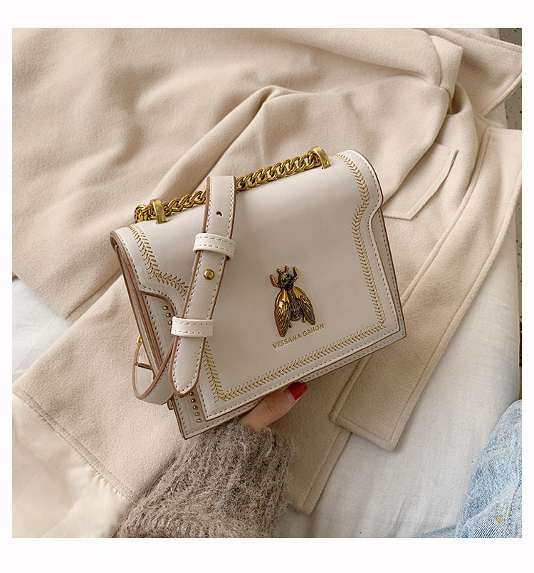 Valeria | Bolso Bandolera Vintage con Detalles Artesanales y Cadena Dorada
